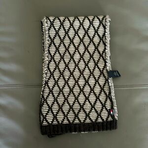 Tommy Hilfiger winter scarf